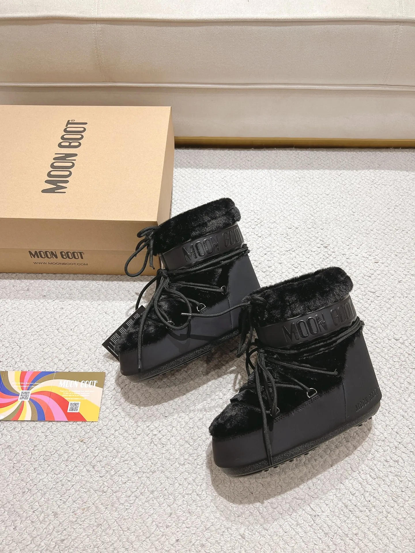 p660 [Exclusive top quality | New upgraded version] ✨A must-buy in winter 2025! Moon Boot moon snow boots - the ultimate warm weapon for fashionistas ❄️ Forget UGG! This winter🔥The "ugly Big Mac" that dominates the streets is here~ 👢The same Y2K retro style from Paris Hilton and Beckham is back! 4cm taller inside ✨ Invisible leg lift · Extremely slimming 👌 Fluffy and soft but not bloated, instantly show off your sense of style when put on your feet 🦋 The same style for both men and women | Can be worn by both men and women | Regardless of left or right foot!  ❄️Maximum thermal insulation power｜No pressure for fun in the snow 💫Trendy style code｜Easily achieve the Millennial hot girl style Say goodbye to ordinary snow boots ~ This winter you need to be warm and rusty! 🌟 #MoonBoot snow boots #winter hot style #瞞小similar style #millennium style wear ❶Fabric: original custom/cowhide/woven wool/high mercerized waterproof cloth ❷Inner: original 100% silk cotton liner ❸Feet: original 100% silk cotton liner ❹Outsole: original molded two-color non-slip outsole ❺Sole thickness: 4cm (including inner**) ❻Number of codes: 35-40 (41. Customized) ❼Packaging: Original full set of packaging ☀Color: Official website updated simultaneously